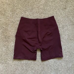 Alphalete Amplify 4.5” Shorts in burgundy